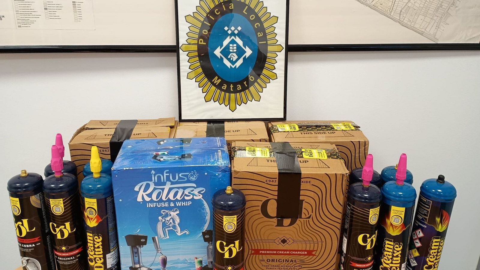 Ampolles d'òxid nitrós incautades per la policia local de Mataró