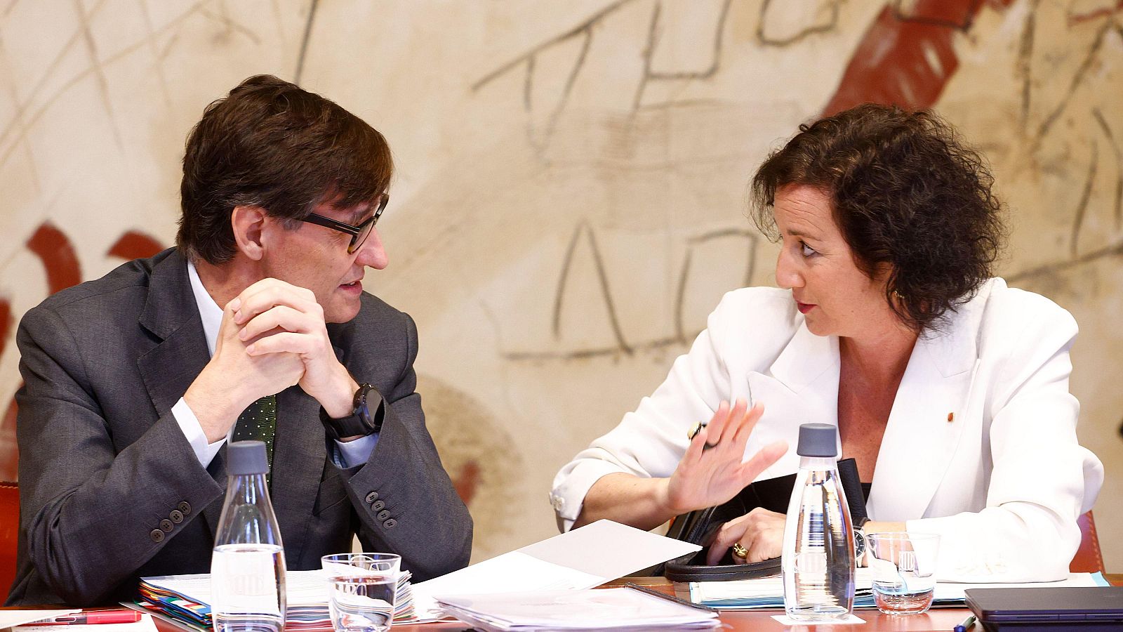 Salvador Illa conversa amb Alícia Romero abans de començar la reunió del Consell Executiu