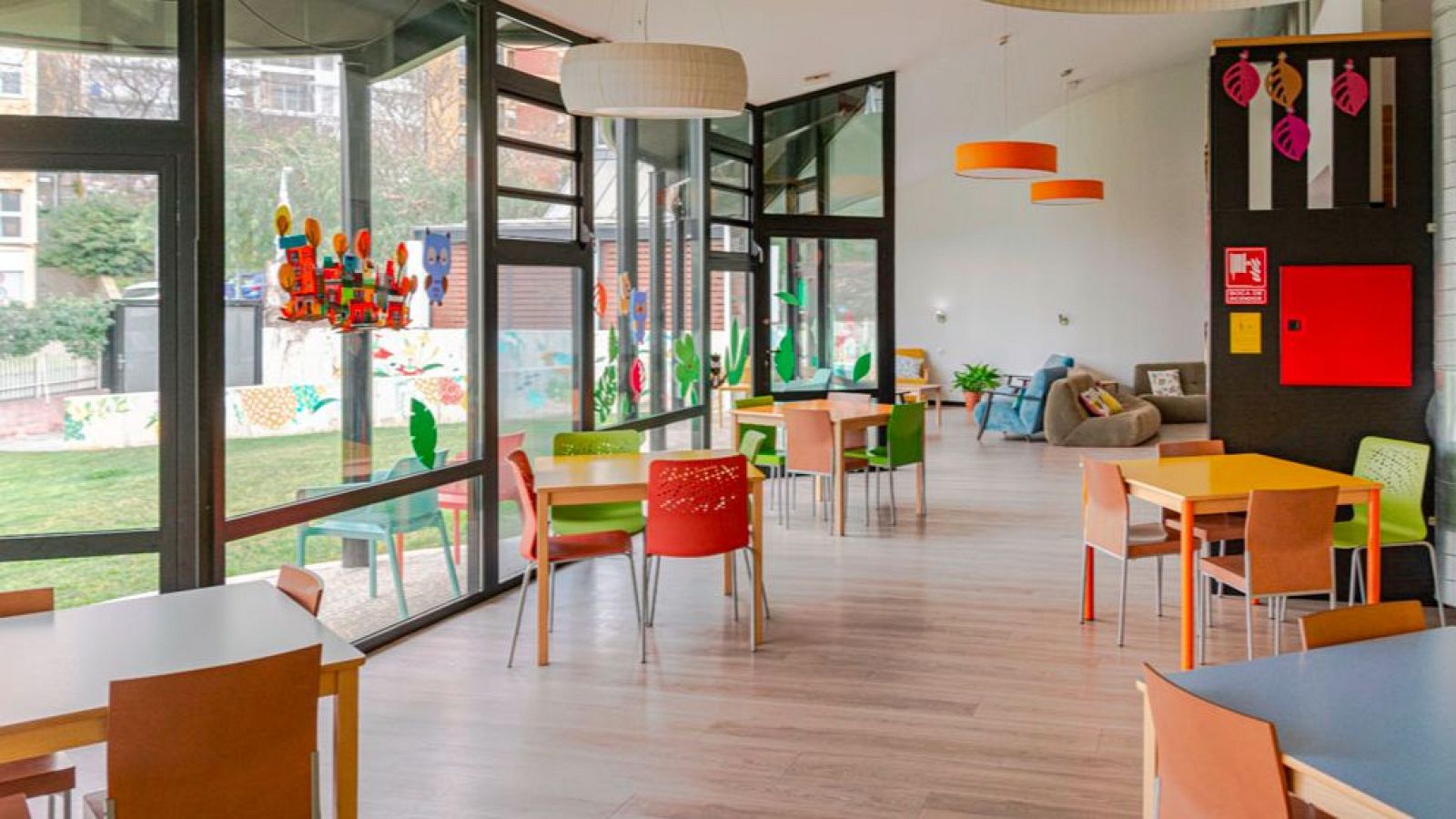 Espai comú de la Casa dels Xuklis, amb zones de joc, descans i convivència