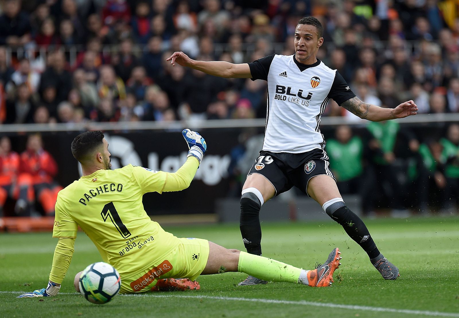 Rodrigo, en acción ante el portero del Alavés