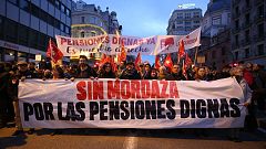 Miles de personas se manifiestan en Madrid en contra de la 'ley mordaza' y por unas pensiones dignas