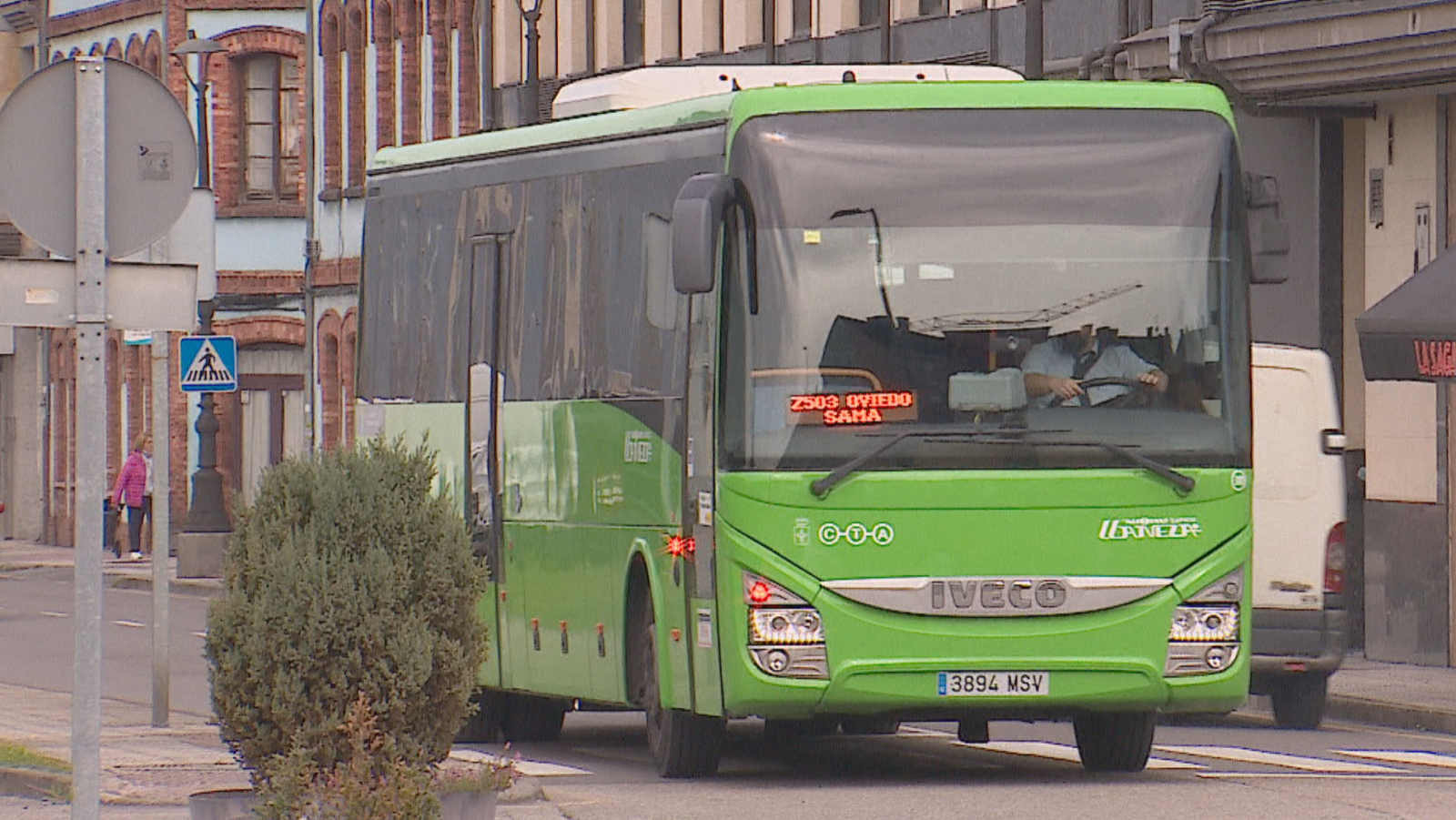 Un autobús verde Iveco, con la matrícula 3894 MSV y la indicación "Z503 OVIEDO SAMA", se detiene cerca de un paso de peatones.