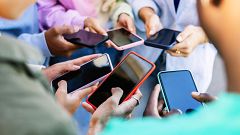 El uso problemático de redes sociales afecta más al bienestar emocional de los adolescentes con menos recursos