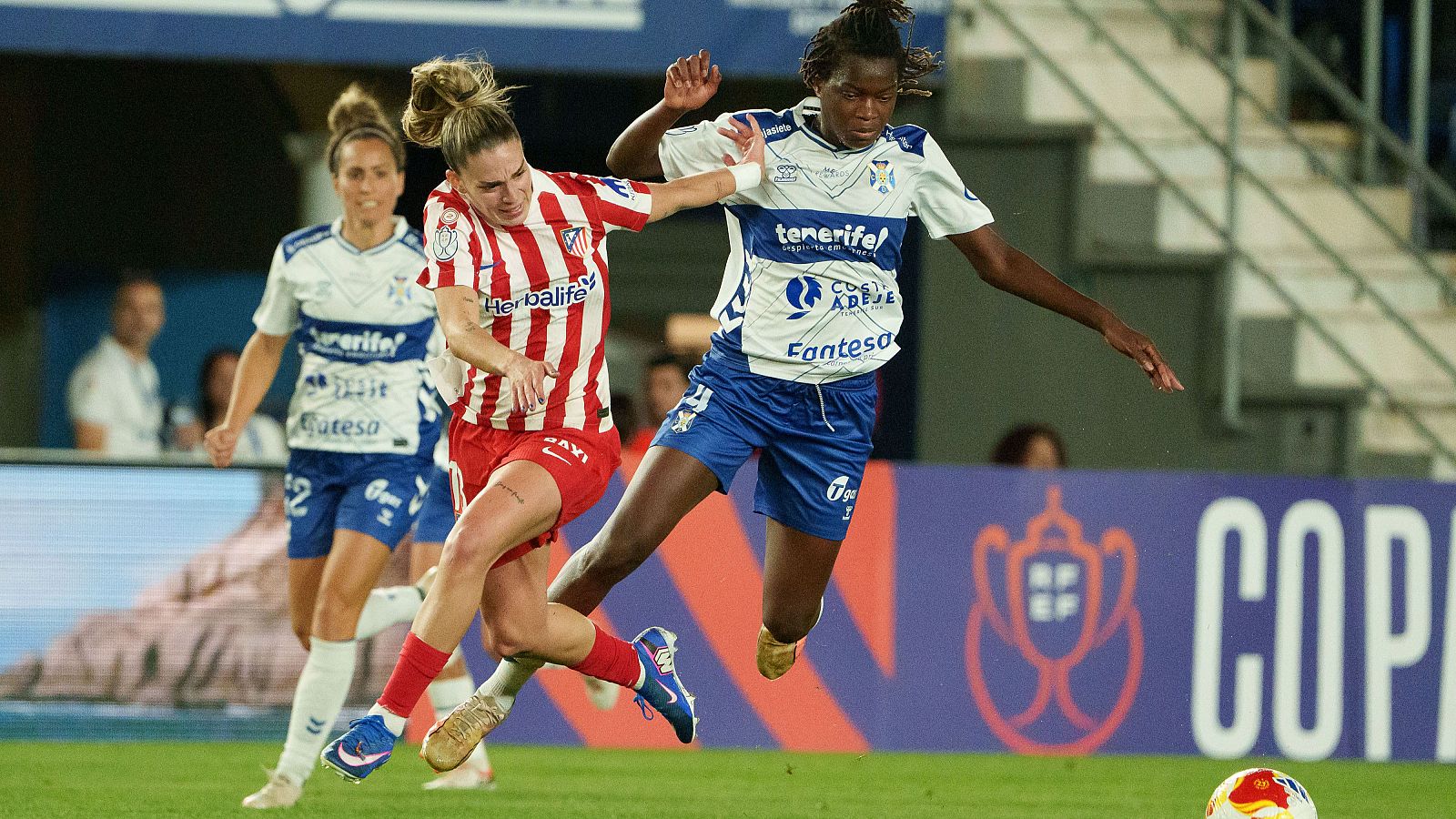 La jugadora del Atlético Gio Queiroz  Garbelini (c) pelea un balón con Fatou Dembele (d), del Costa Adeje Tenerife, durante el partido de vuelta de las semifinales de la Copa de la Reina