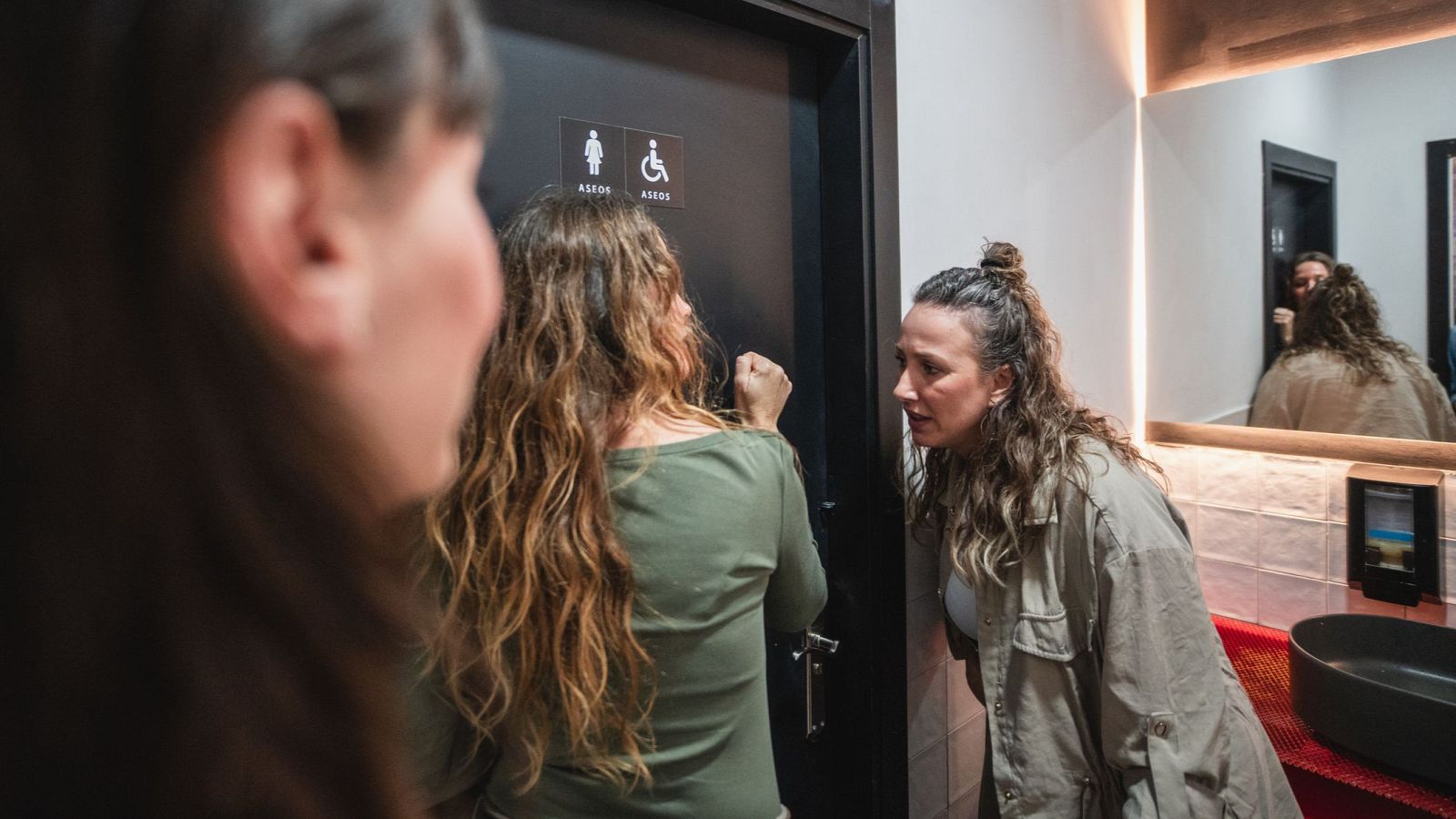 Colas interminables en baños de mujeres: falta de equidad en la arquitectura actual