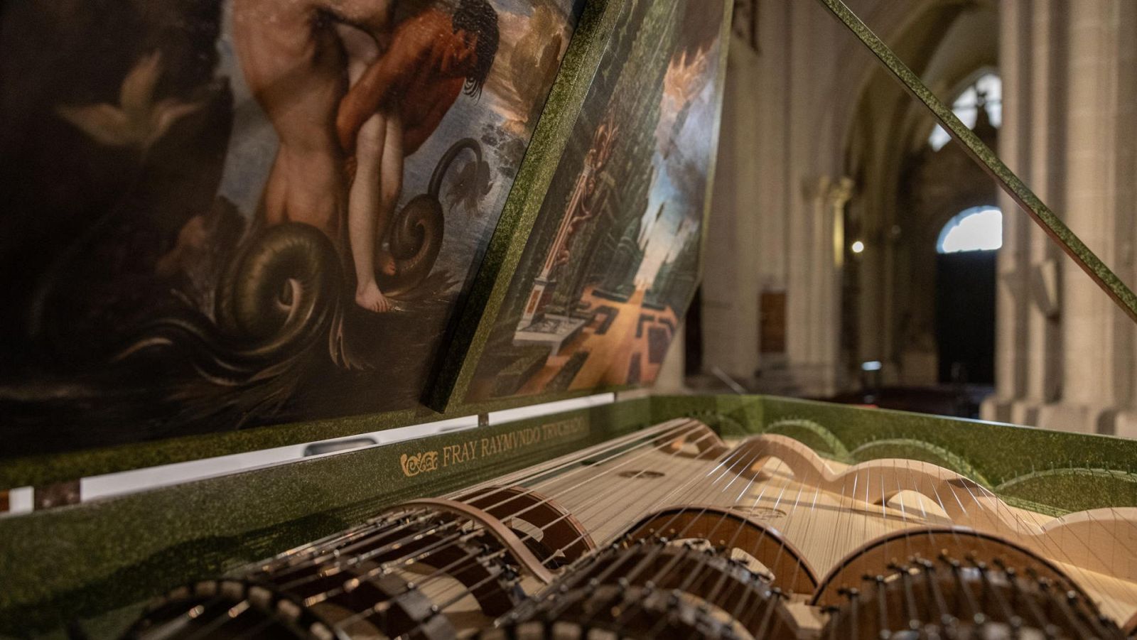 En la imagen se observa en detalle el interior de la lira del cielo, un instrumento toledano recreado en 1625 y replicado de nuevo por el aniversario de la catedral que se celebra este 2026.Presenta colores verdes y pinturas en la tapa.