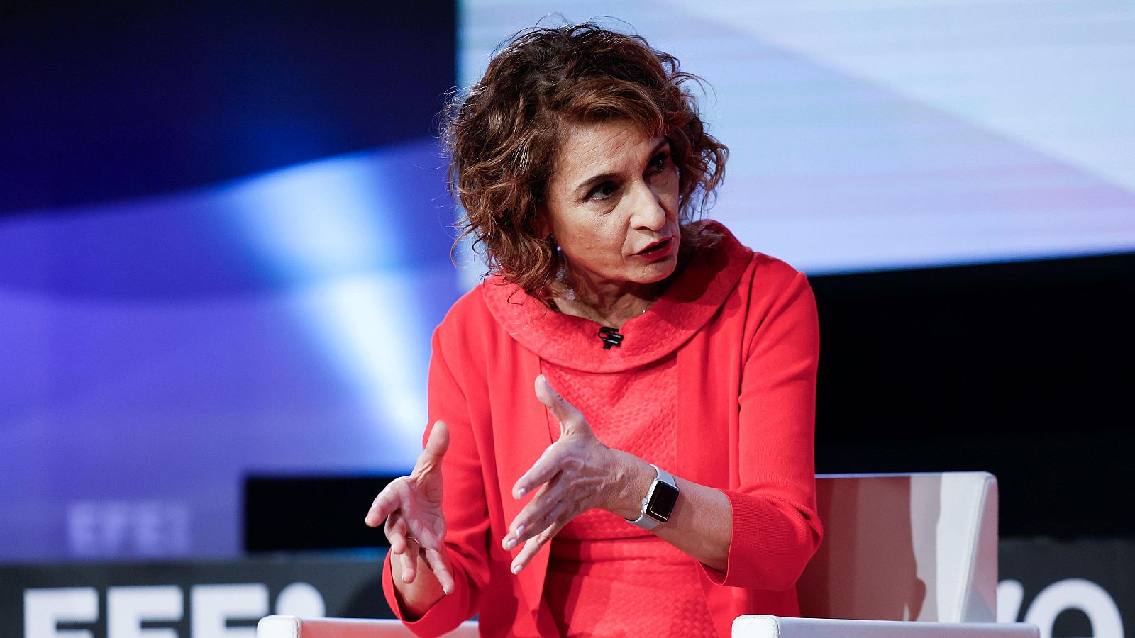 Montero explica que los presupuestos de 2026 se retrasan por la guerra, pero asegura que se presentarán