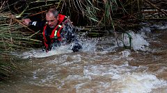 Hallan el cadáver de un motorista y buscan a un guardia civil tras ser arrastrados por el agua en Jaén y Sevilla