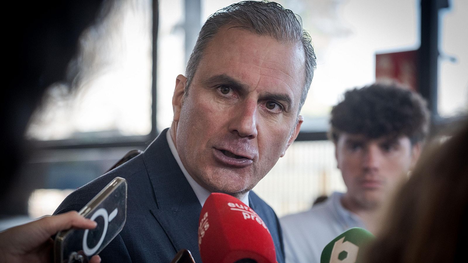 El portavoz de VOX en el Ayuntamiento de Madrid, Javier Ortega Smith, atiende a los medios de comunicación, a 20 de febrero de 2026