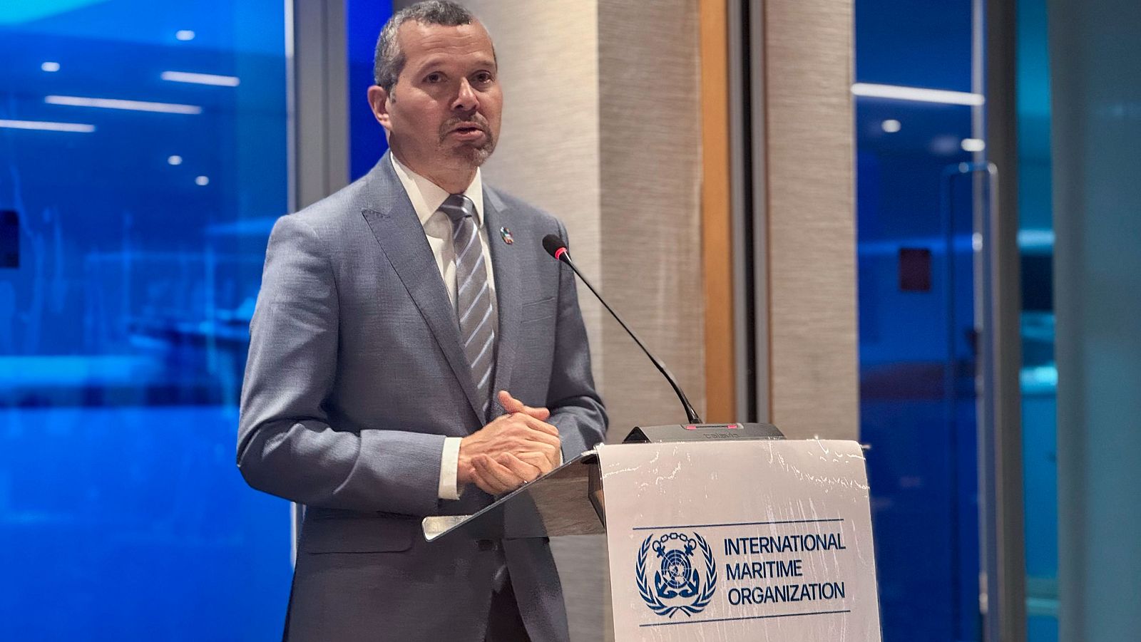 El secretario general de la Organización Marítima Internacional (OMI), Arsenio Domínguez, comparece ante los medios.