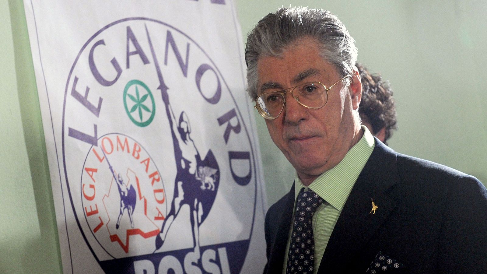 Umberto Bossi, líder populista de la Liga Norte, llega a una rueda de prensa en Milán el 29 de marzo de 2010.