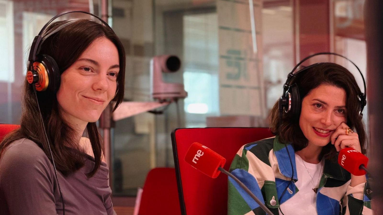 Victoria Luengo y Bárbara Lennie, en los estudios de RNE.
