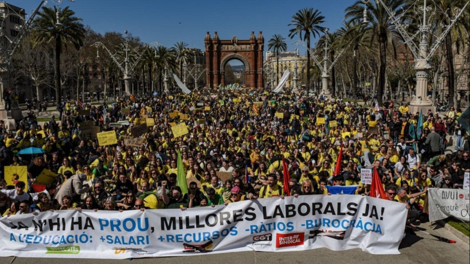 La huelga de profesores catalanes corta vías y colapsa el tráfico en Barcelona.