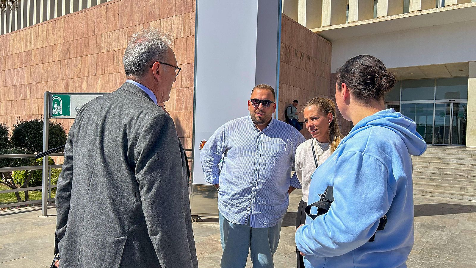 Familiares de la mujer asesinada por su pareja en Torremolinos, Málaga