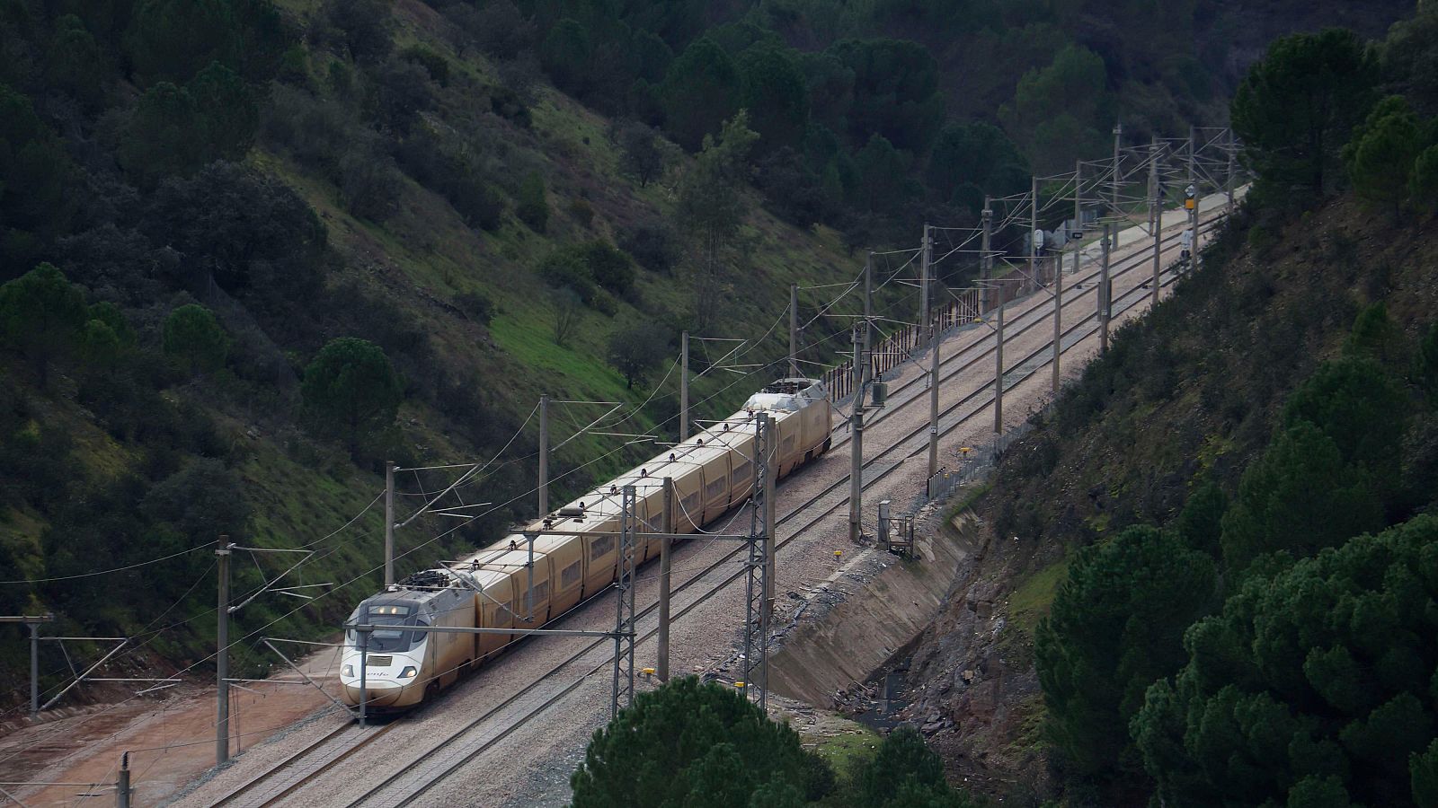 La jueza de Montoro detecta 42 metros de vía retirada de Adamuz sin permiso.