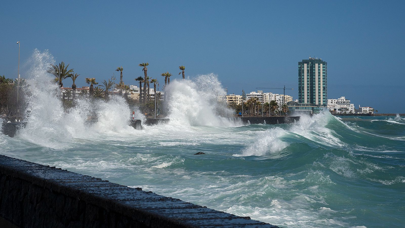 Fuerte oleaje provocado por la borrasca Therese en el litoral de Arrecife (Lanzarote). EFE/Adriel Perdomo