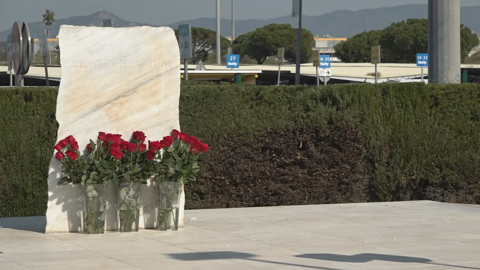 Ofrena floral al monument en record a les víctimes de l'accident aeri de Germanwings, situat a l'exterior de la T2 de l'Aeroport del Prat