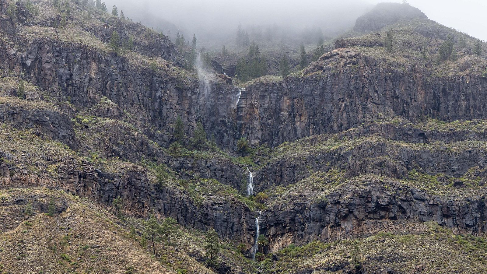 El Gobierno canario mantiene la alerta por lluvias, pero rebaja a prealerta la de viento