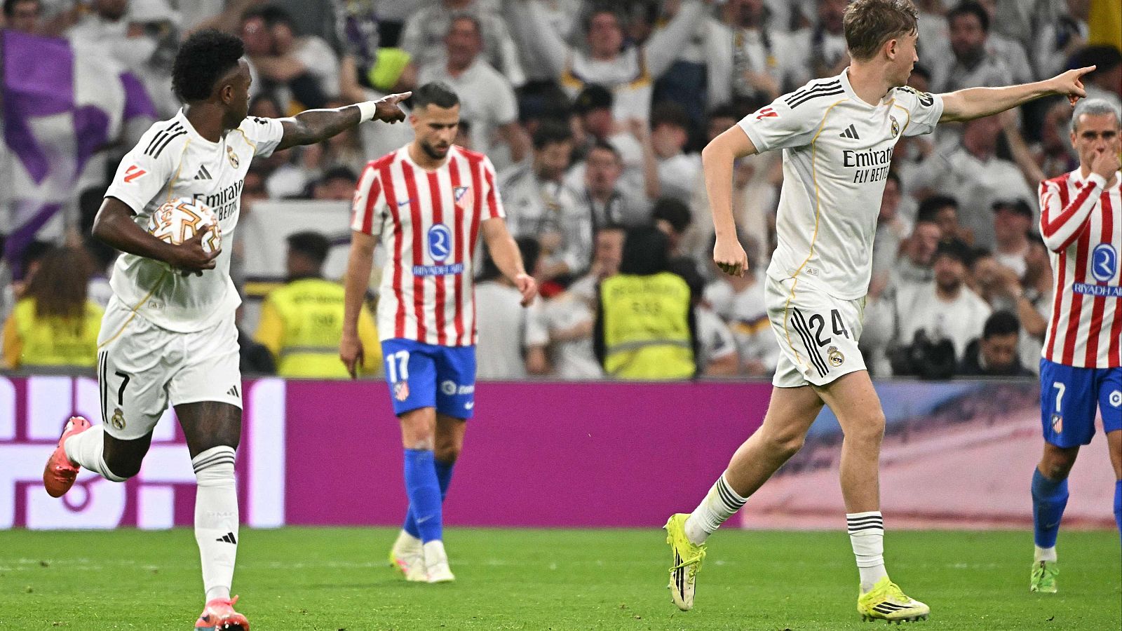 Vinicius y Huijsen celebran el tercer gol en el derbi Real Madrid - Atlético de Madrid.