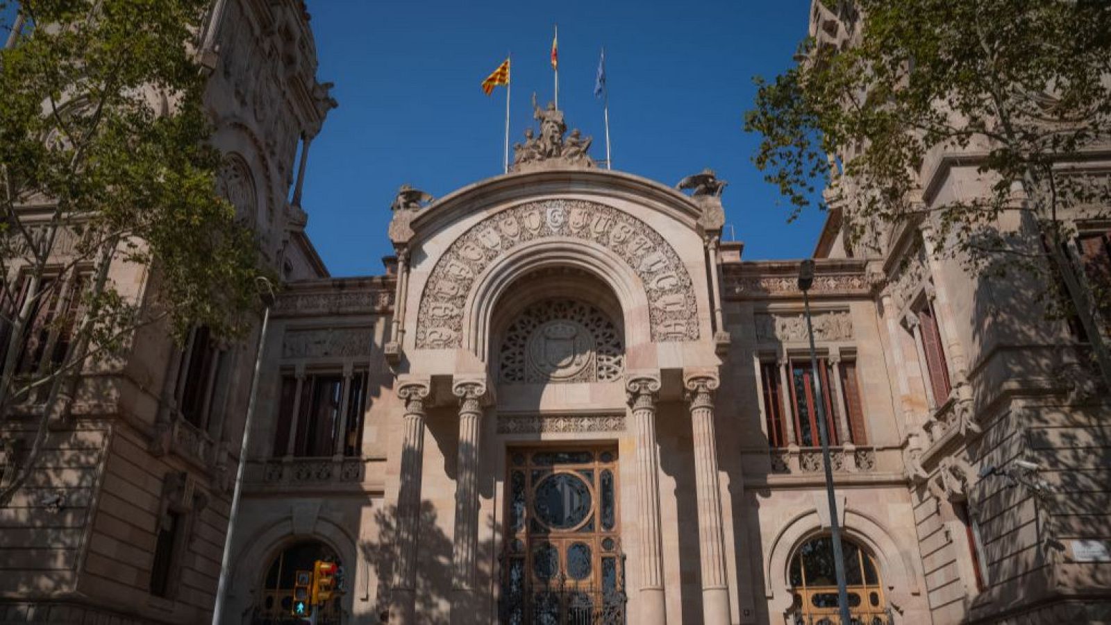 Vista exterior de la entrada principal del edificio del Tribunal Superior de Justicia de Cataluña en Barcelona.