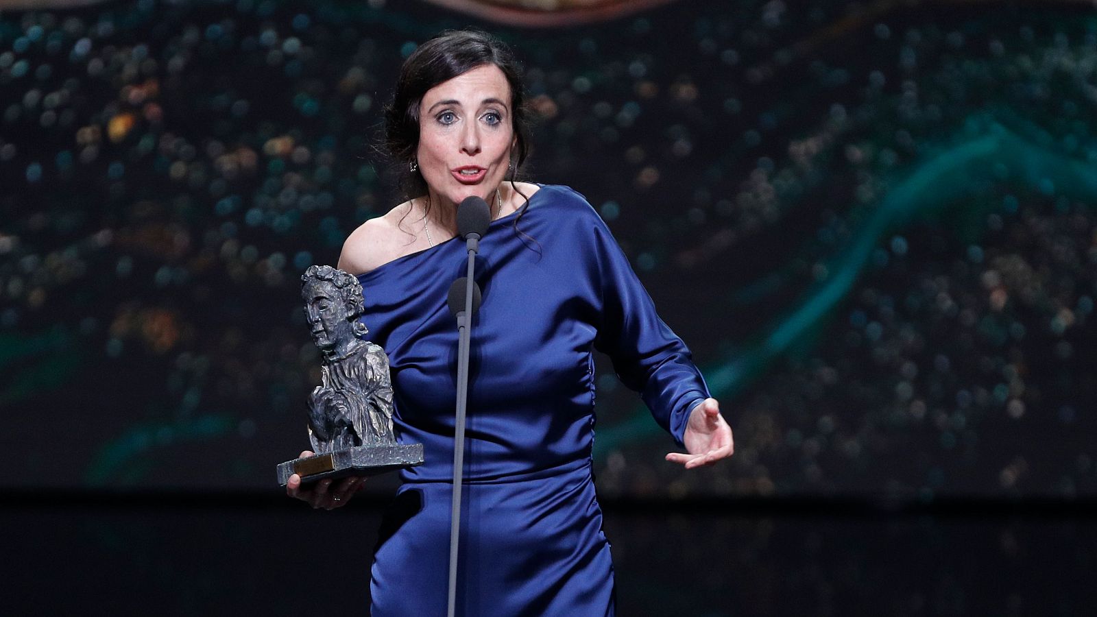 Ángeles Huerta, directora de 'Antes que nós', recogiendo el premio