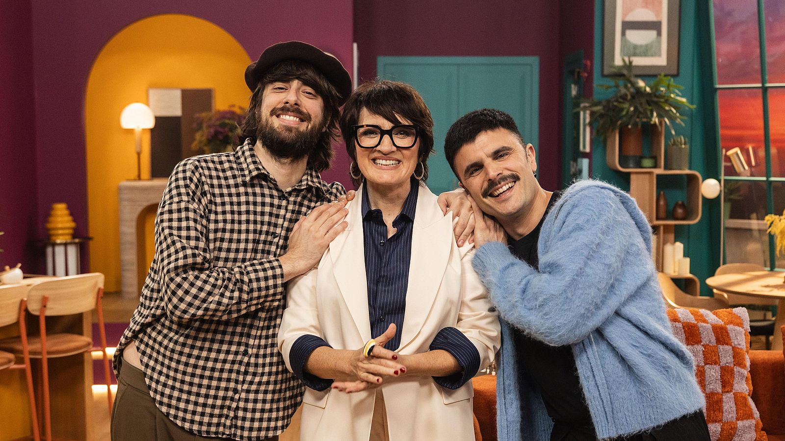 David Uclés i Rodrigo Cuevas amb Sílvia Abril. L'escriptor i el músic relaten com es van conèixer en una signatura de llibres a Madrid.