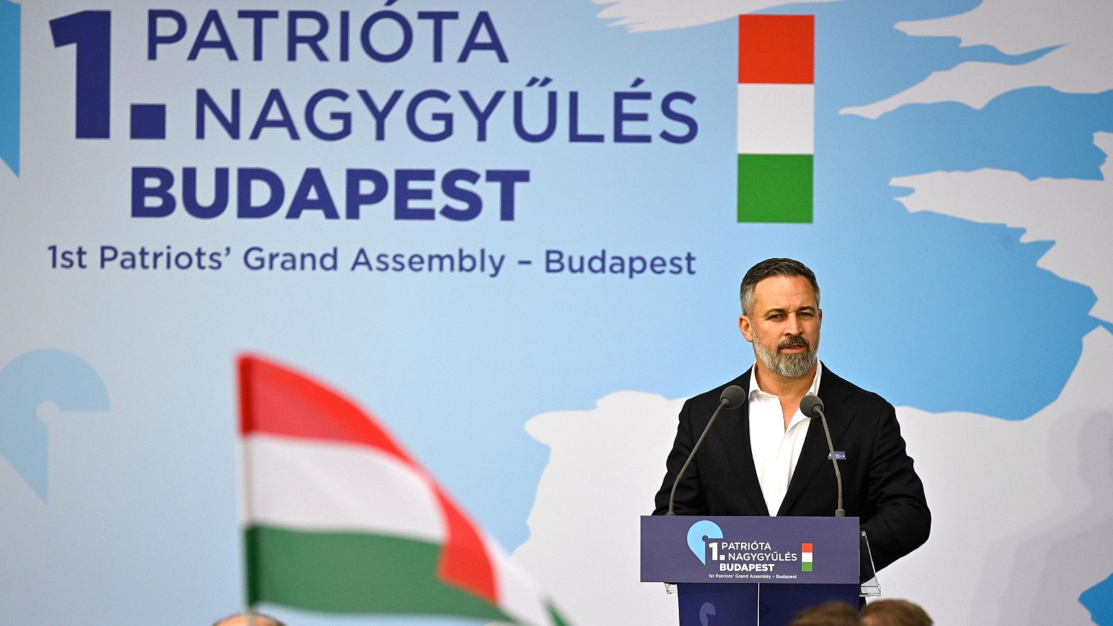 El líder de Vox, Santiago Abascal, en un mítin de campaña del presidente de Hungría, Víktor Orban