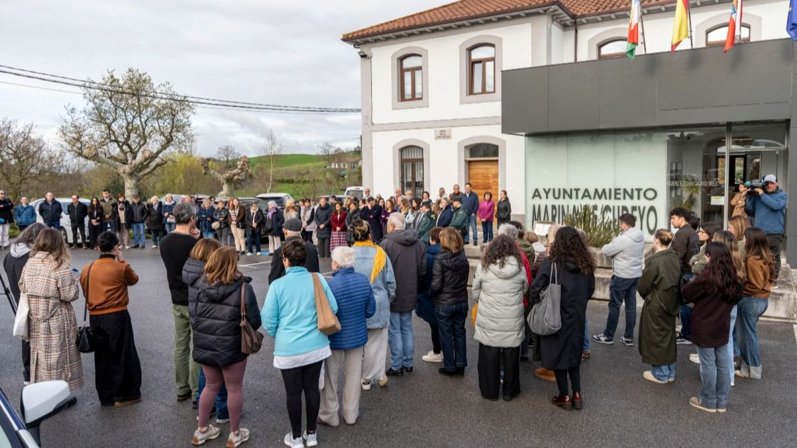 Minuto de silencio en Marina de Cudeyo por el asesinato machista de Mercedes en Pedreña. Expertas alertan de que el machismo estructural incrementa la violencia de género.