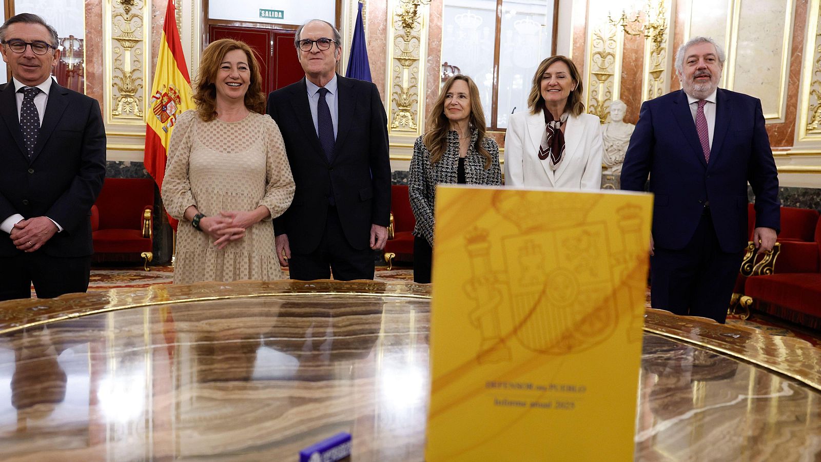 La presidenta del Congreso, Francina Armengol (2i) y el Defensor del Pueblo, Ángel Gabilondo (3i) durante la entrega del Informe del Defensor del Pueblo.