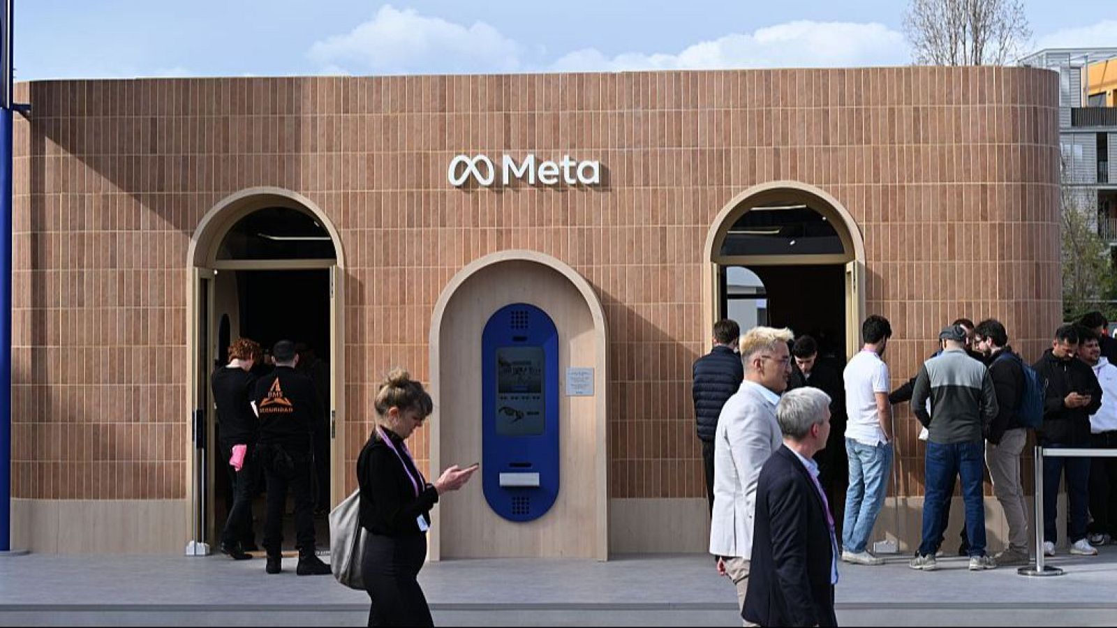 Visitantes pasando frente al stand de Meta en la feria tecnológica MWC 2026 en Barcelona, España.