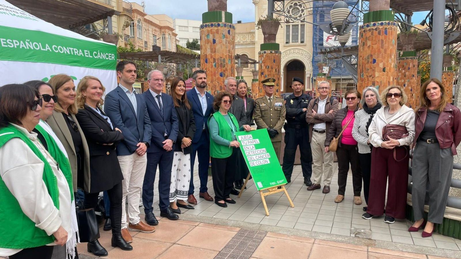 Autoridades de Melilla y representantes de la AECC en la mesa informativa de la Plaza Menéndez Pelayo