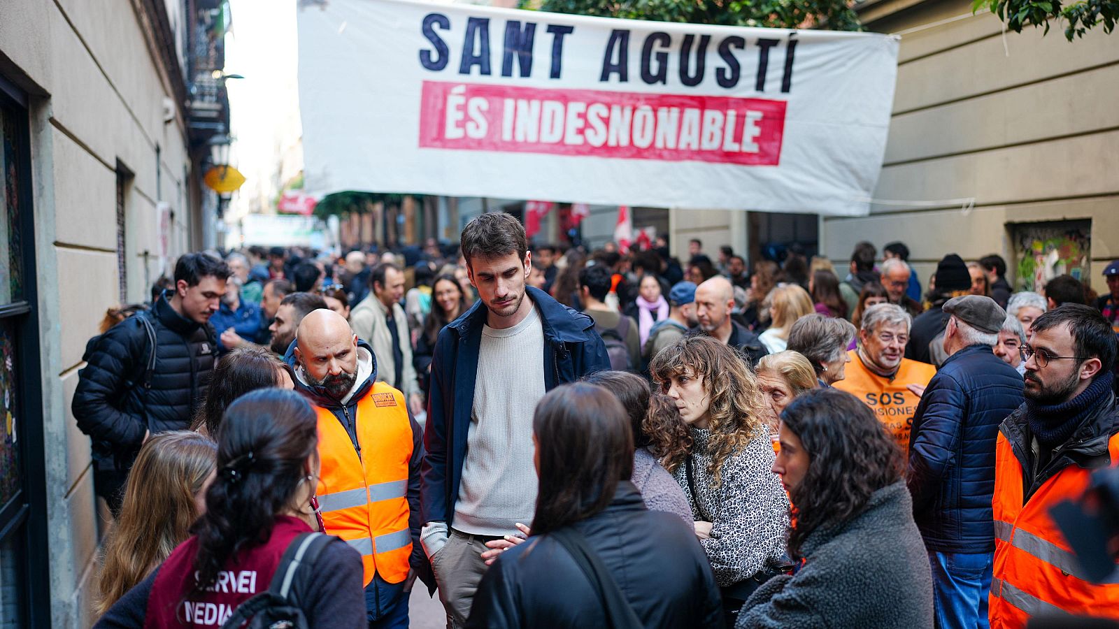 Txema Escorsa, el veí de Sant Agustí que s'enfronta al desnonament, amb mediadors.