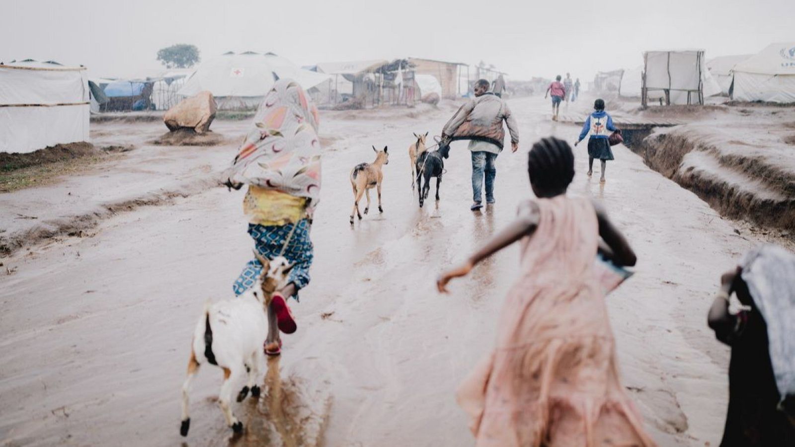Una niña corre con los brazos abiertos en el campamento de refugiados de Busuma, Burundi.