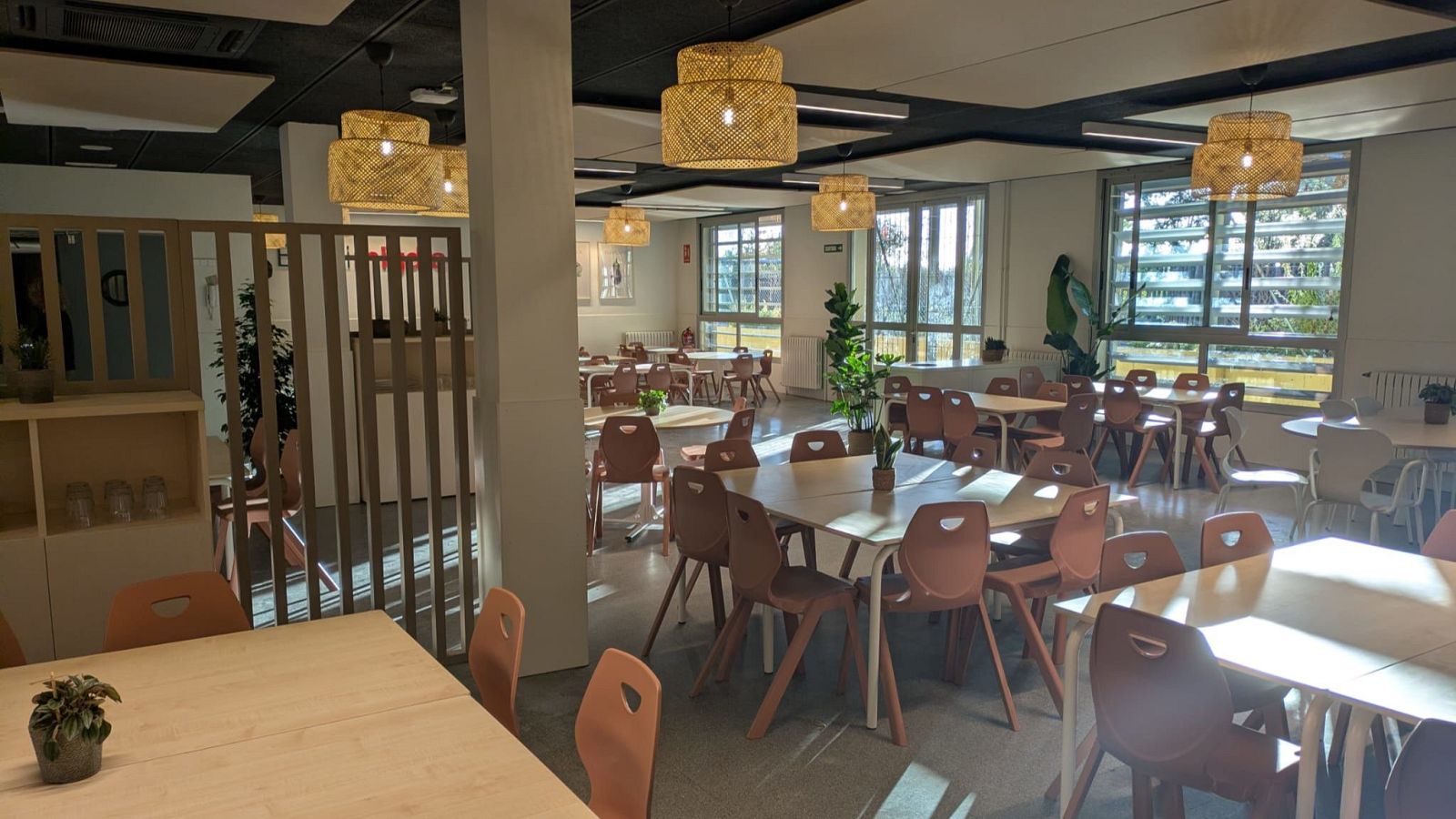 Menjador escolar reformat amb el projecte 'EspaiMigdia'