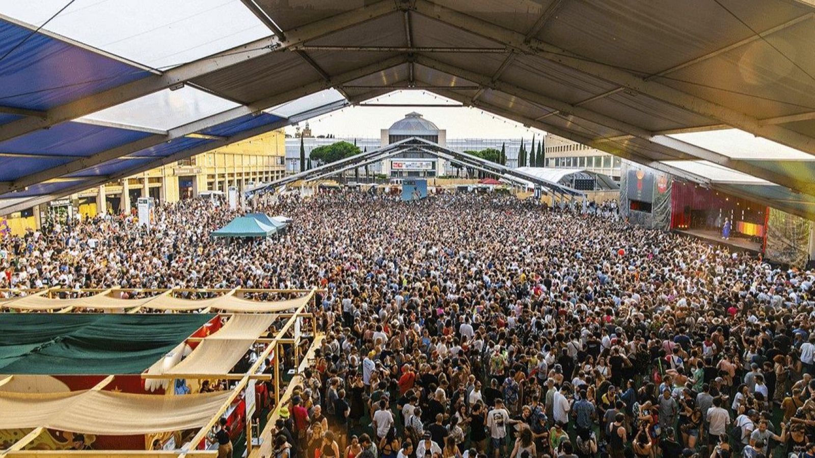 Vista general del recinte del Sónar durant un dels seus concerts multitudinaris, amb milers d’assistents gaudint de la programació.
