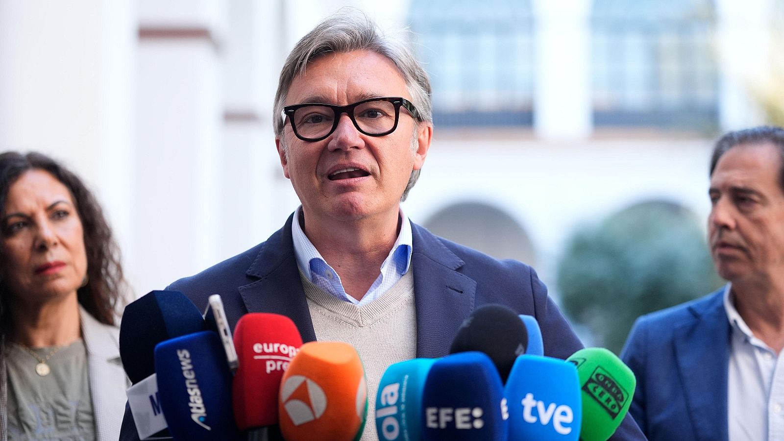 El portavoz del grupo parlamentario VOX, Manuel Gavira, durante la ruedas de prensa en el Parlamento de Andalucía