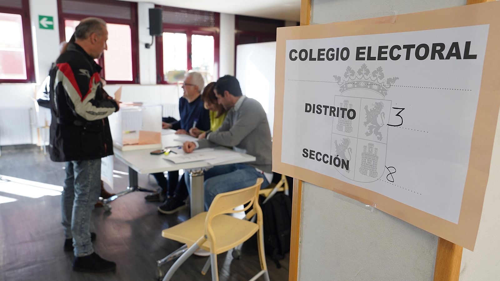Uno de los primeros ciudadanos en votar en las urnas tras abrir los colegios electorales en Castilla y León