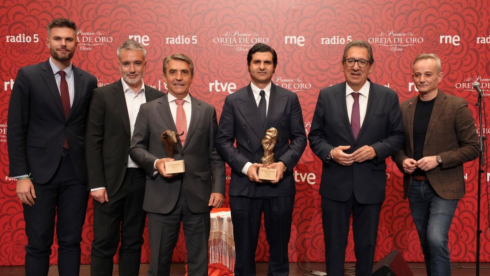 Foto de familia de los premiados y asistentes