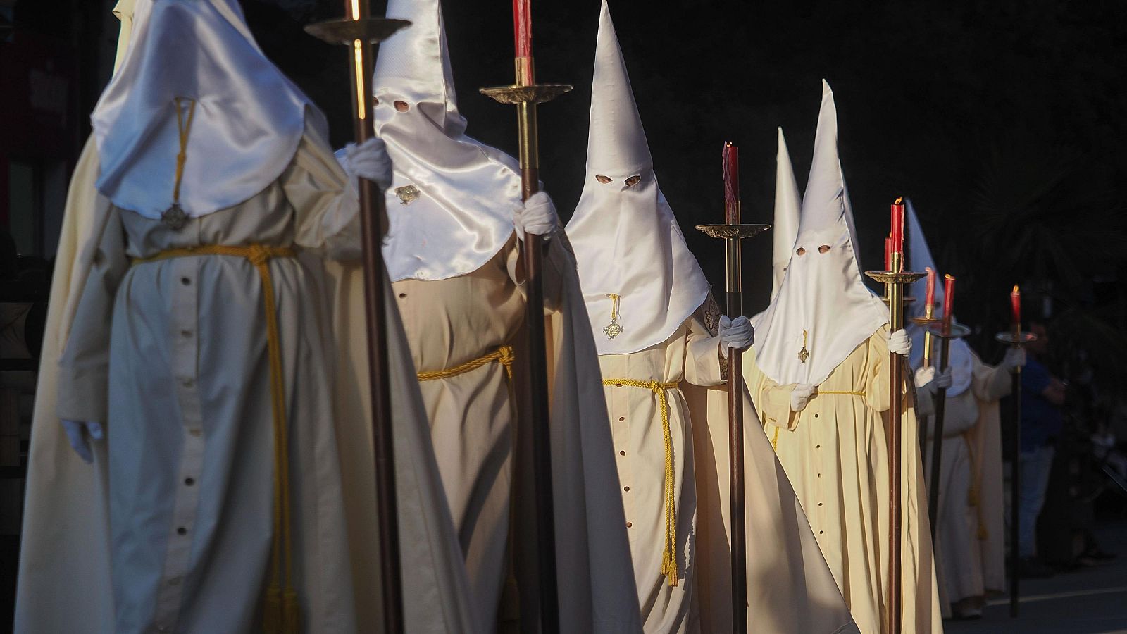 Los hábitos de los cofrades: por encargo, en herencia o de alquiler