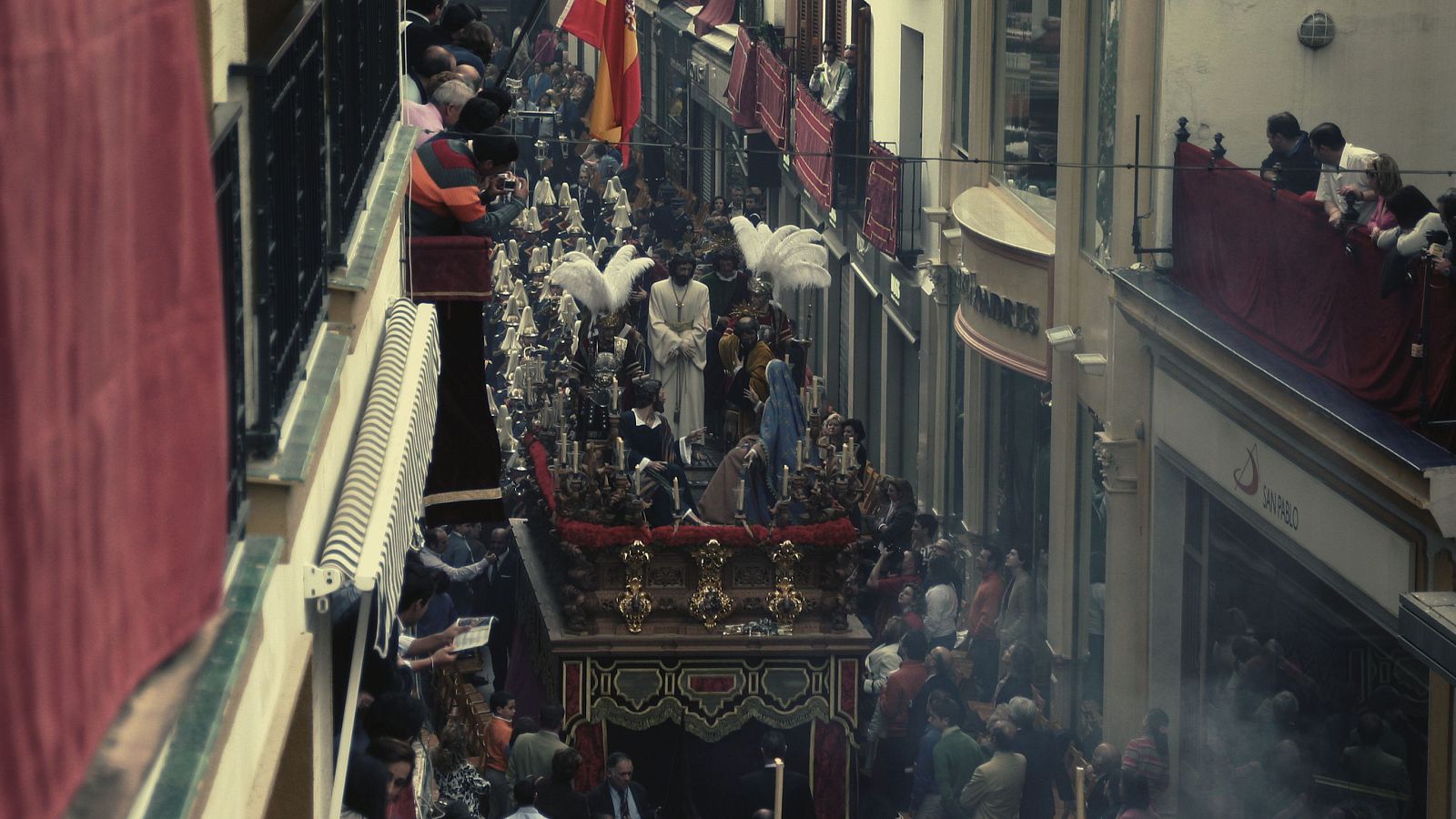 Procesión en la calle Sierpes de Sevilla.