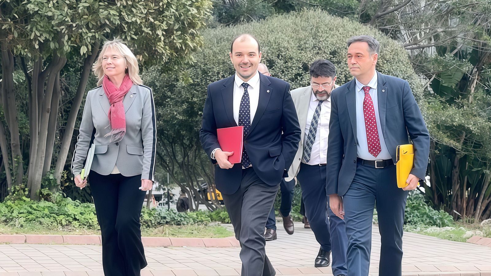 L'arribada del conseller de la Presidència, Albert Dalmau, amb el secretari de Millora Educativa, Ignasi Giménez, i la secretària general d'Educació, Teresa Sambola, arribant a la reunió amb els sindicats