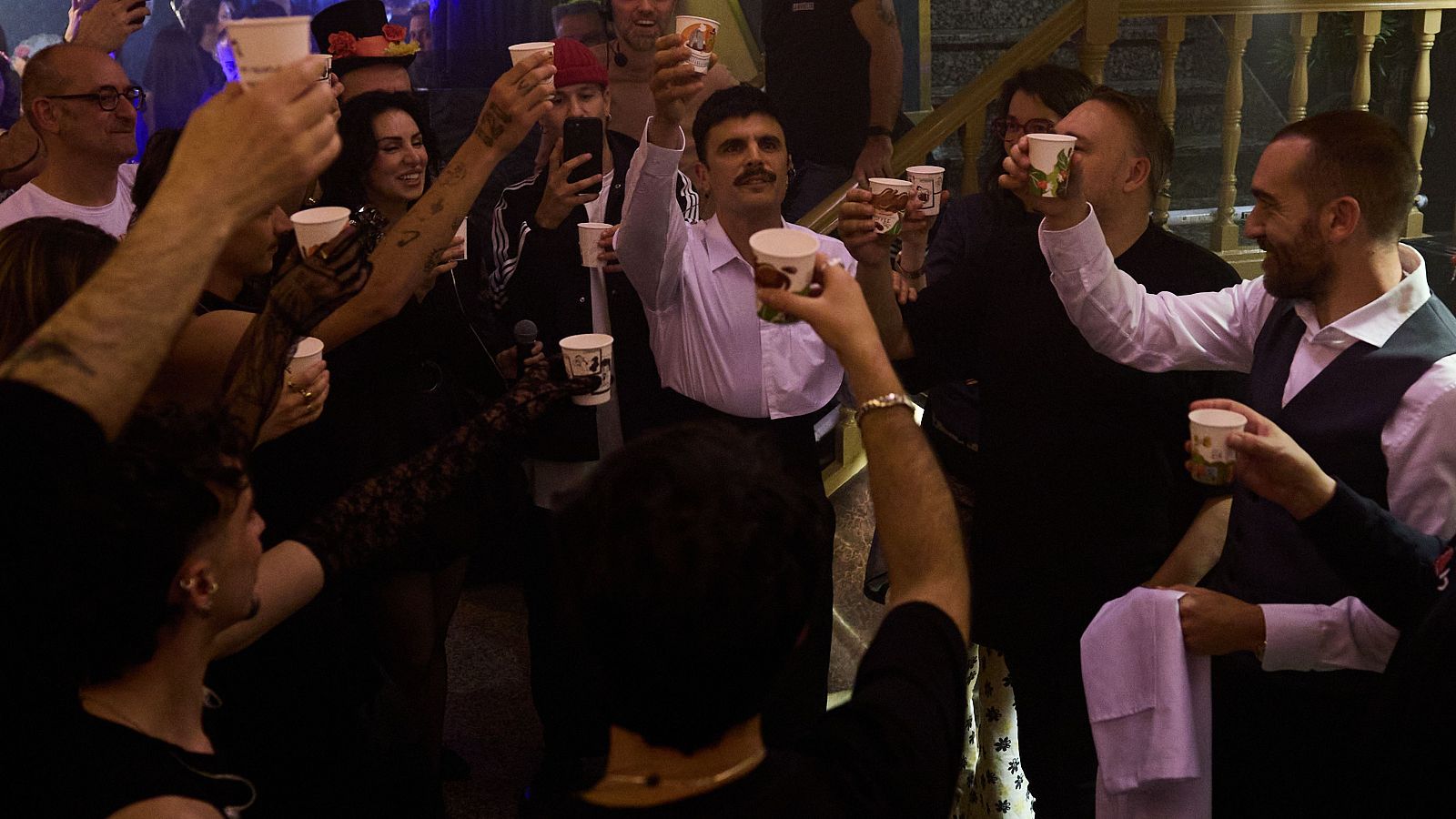 Rodrigo Cuevas brinda junto al equipo de La Revuelta tras su actuación 26/03/26