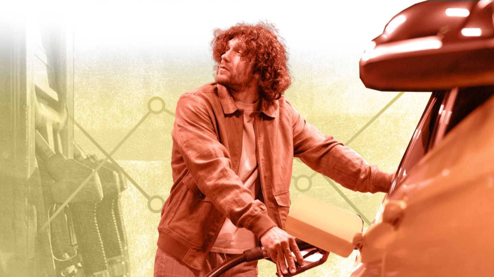 Un hombre reposta en una gasolinera