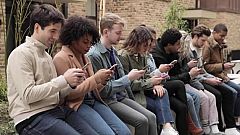 Así "hackean" tu cerebro las apps (y por qué los jóvenes son más vulnerables)
