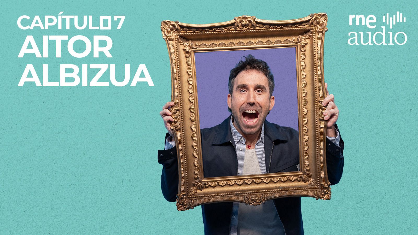 En la imagen, un hombre sonriente sostiene un marco dorado. Viste una camisa de rayas y una chaqueta oscura, con un fondo morado. A la izquierda, un texto indica un capítulo y un nombre.