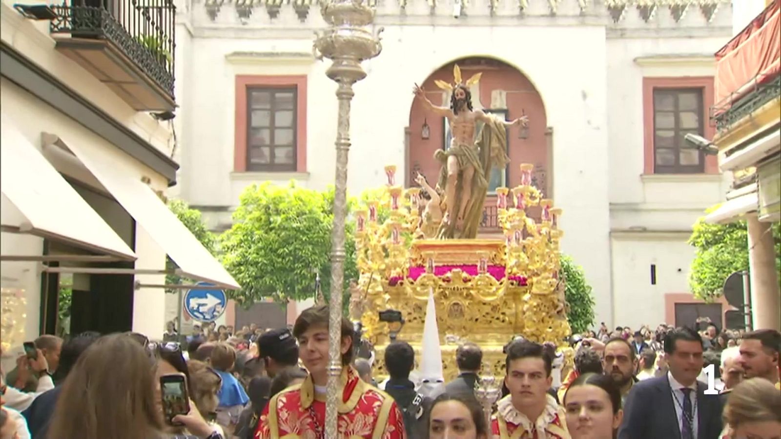 El paso procesional del Señor de la Resurrección en Sevilla durante la Semana Santa