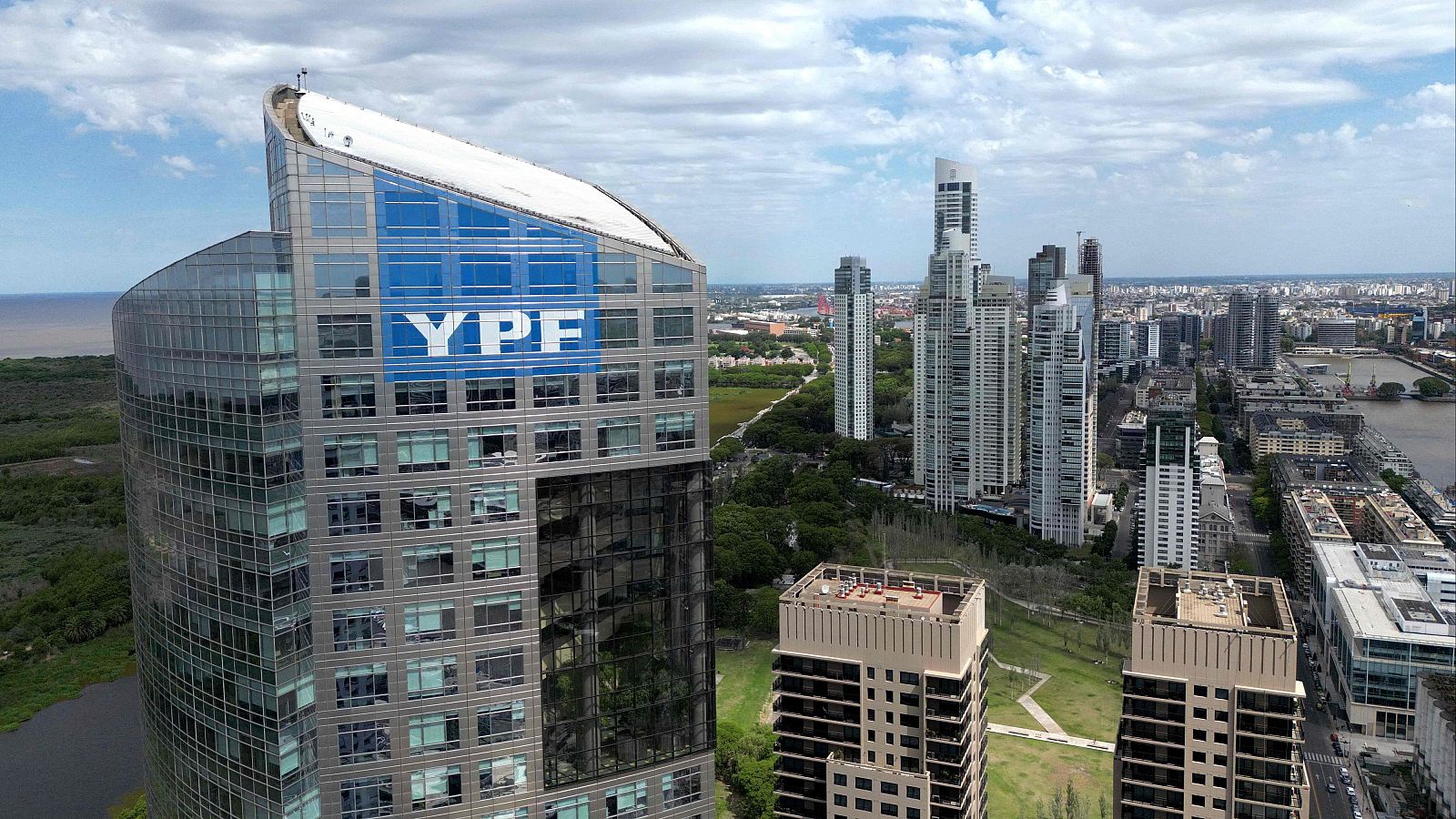Un tribunal de EE.UU. anula la multa de 16.000 millones impuesta a Argentina por la nacionalización de YPF