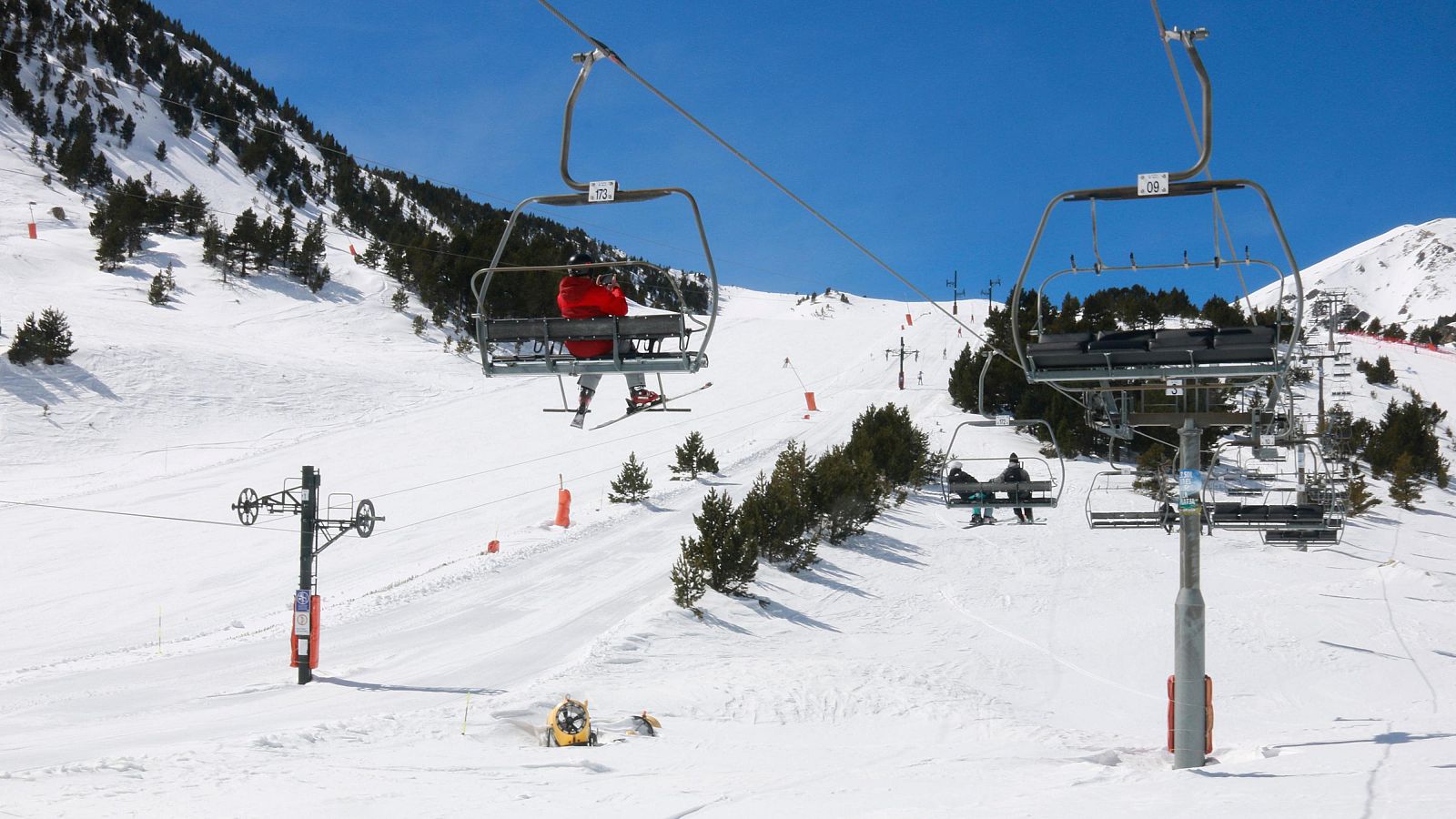 Un telecabina de Vallter amb el fons nevat.