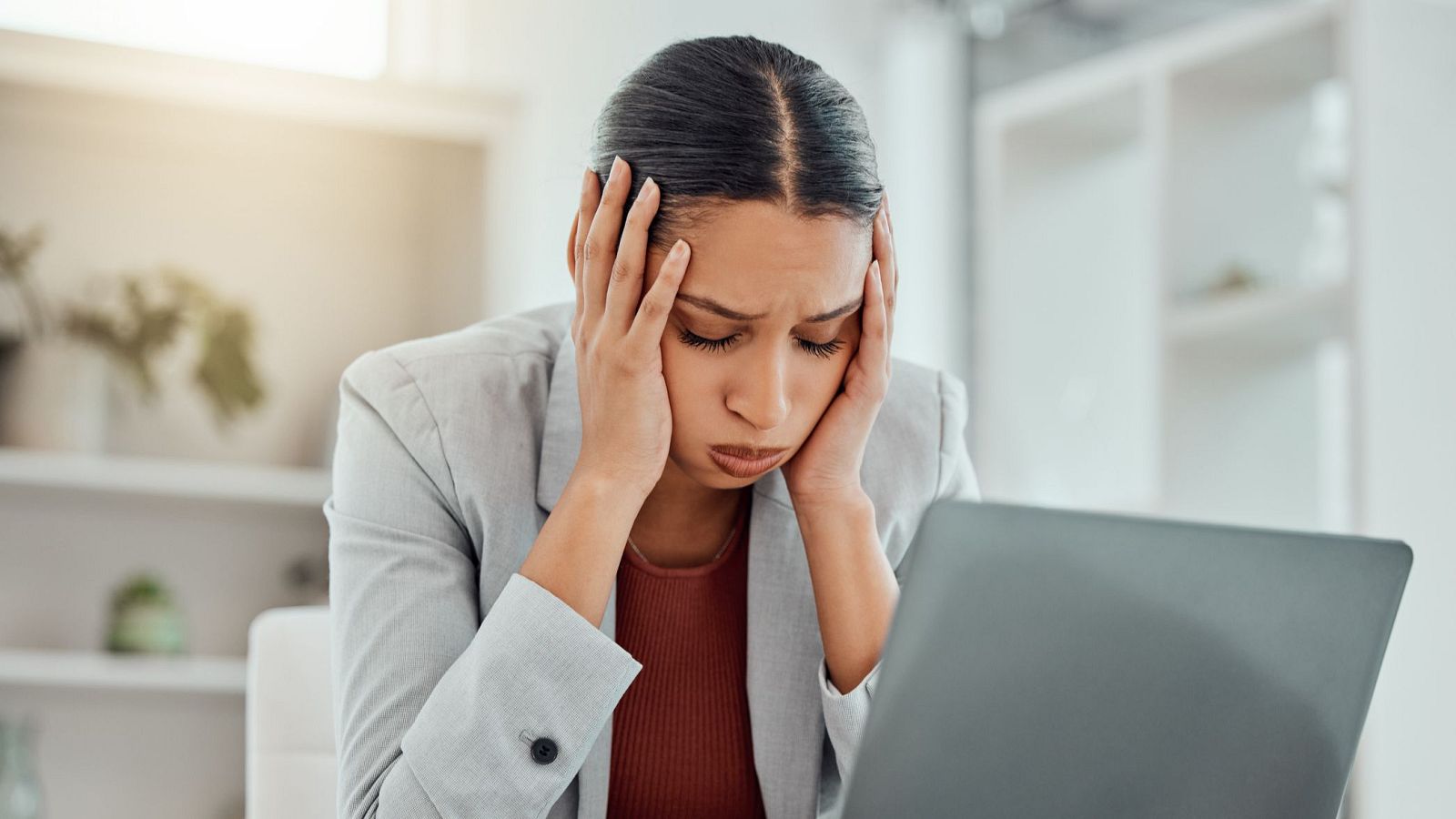 Hay muchos hábitos y actitudes que podemos modificar para lograr el bienestar dentro del trabajo.