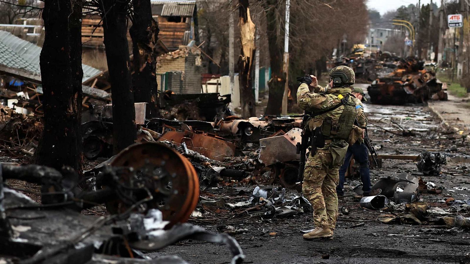 Un tanque ruso destruido y vehículos blindados en medio de la invasión de Rusia en Bucha.